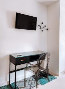 een zwart bureau met een televisie aan de muur bij Adriana Zaton in Zaton