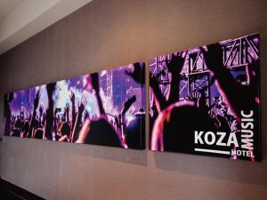 Un groupe d'affiches sur le mur d'un concert dans l'établissement Music Hotel Koza by Coldio Premium, à Okinawa