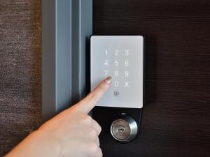 una persona pulsando un botón de puerta con su mano en Music Hotel Koza by Coldio Premium, en Okinawa City