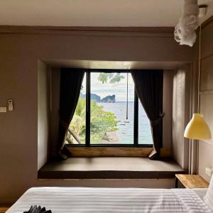 Letto o letti in una camera di HIP Seaview Resort @ Phi Phi