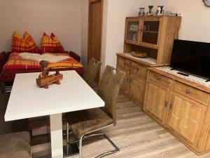een woonkamer met een tafel en een bed bij Bauernhof Vordergrub in Scheffau am Wilden Kaiser