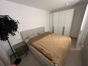 um pequeno quarto com uma cama e um armário em Ferienwohnung Isenberg em Bad Reichenhall