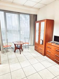 um quarto com uma mesa, cadeiras e uma secretária em Hotel Max em Luboń
