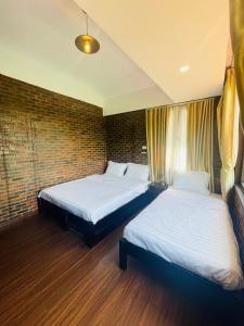 Un pat sau paturi într-o cameră la Mandarin Homestay Hue