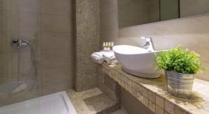 een badkamer met een wastafel, een douche en een bad bij Hotel Galini in Limenas