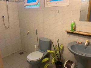 Un baño de The Drop In Madiha I Double Bedroom with private Bathroom