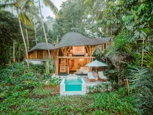 een villa in de jungle met een zwembad bij Bambootel Sawah View in Ubud