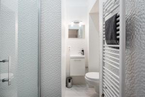 A bathroom at Opera Balkony Luxury Apartment with free parking