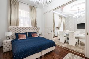 A bed or beds in a room at Opera Balkony Luxury Apartment with free parking