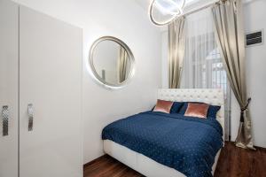 A bed or beds in a room at Opera Balkony Luxury Apartment with free parking