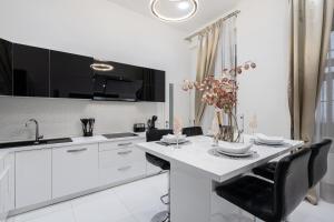 A kitchen or kitchenette at Opera Balkony Luxury Apartment with free parking Még 37 kép