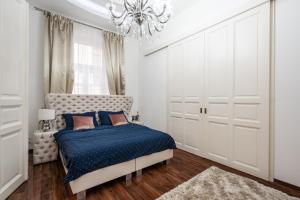 A bed or beds in a room at Opera Balkony Luxury Apartment with free parking