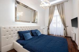 A bed or beds in a room at Opera Balkony Luxury Apartment with free parking