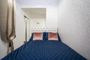 A bed or beds in a room at Opera Balkony Luxury Apartment with free parking
