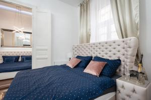 A bed or beds in a room at Opera Balkony Luxury Apartment with free parking