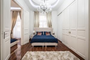 A bed or beds in a room at Opera Balkony Luxury Apartment with free parking
