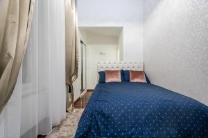 A bed or beds in a room at Opera Balkony Luxury Apartment with free parking