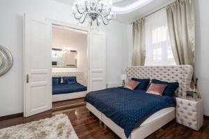 A bed or beds in a room at Opera Balkony Luxury Apartment with free parking