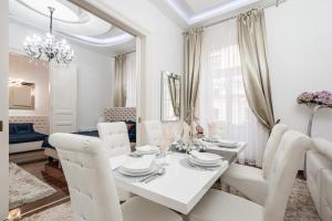 A seating area at Opera Balkony Luxury Apartment with free parking