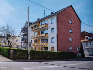 an apartment building with balconies on the side of a street at Monteur-Ferien-Messewohnung Mettmann 6 Personen 2 OG in Mettmann