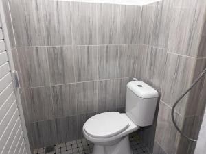 Ванная комната в RedDoorz near Stasiun Pematangsiantar