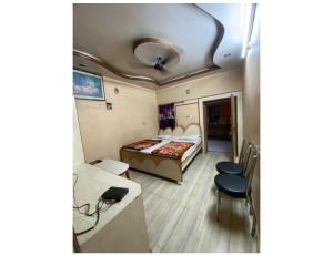 Cette chambre comprend un lit, une table et des chaises. dans l'établissement Hotel Chandni, Jabalpur, MP, à Jabalpur