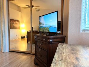 sala de estar con TV en un tocador con espejo en Countryside Colt Suite with private bathroom, en Hemet