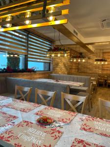 um restaurante com mesas e cadeiras num quarto em Zarevata Guest House em Velingrad