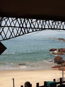 - une vue sur la plage depuis un pont dans l'établissement Om Ganesh Guest House Cliffside, à Arambol