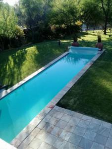 una piscina en medio de un patio en Riverfront Golf Estate House en Parys