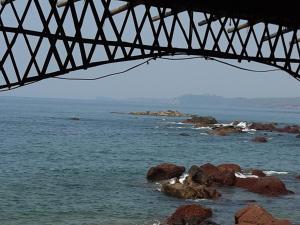 - une vue sur l'océan depuis un pont dans l'établissement Om Ganesh Guest House Cliffside, à Arambol