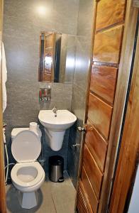 a bathroom with a toilet and a sink at Marina 4Rooms in San Vicente