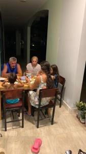 En familj som bor på Larosa Hotel