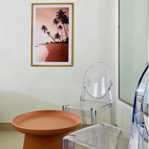 una mesa y una silla en una habitación con una foto en Bay Motel, en Byron Bay