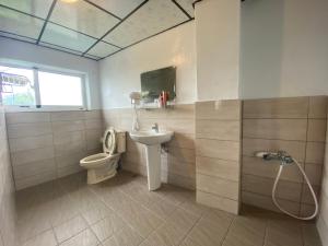 A bathroom at A-Lang Homestay