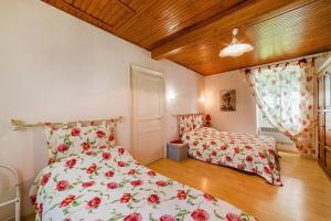 una camera da letto con due letti e una finestra di Le Cayroux - Clévacances 3 clés a Blanquefort-sur-Briolance