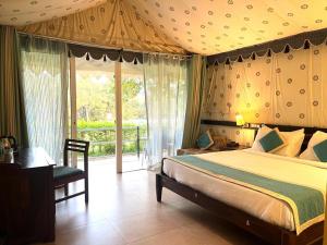 1 dormitorio con cama, escritorio y ventana en Nature Trails Durshet, Khopoli en Khopoli