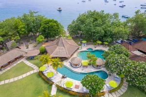 una vista aerea di un resort con piscina di Taman Sari Bali Resort and Spa a Pemuteran