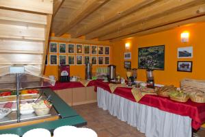 Reštaurácia alebo iné gastronomické zariadenie v ubytovaní Horský Hotel Skiland
