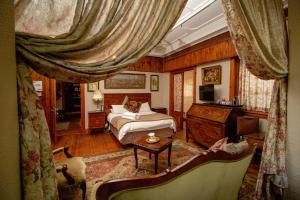 - une chambre avec un lit et une table dans l'établissement Pandora's guesthouse, à Bethlehem