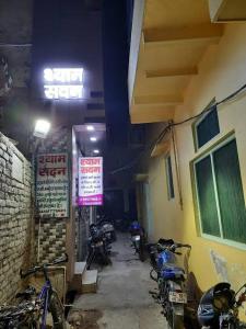 ブリンダーバンにあるShyam Sadan Guest Houseの建物の外に停車した一団の二輪車 +6枚の写真