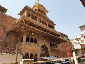 ブリンダーバンにあるShyam Sadan Guest Houseの上に塔がある大きな建物
