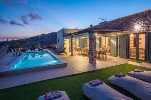The swimming pool at or close to Mandy Luxury Villa by Cretevasion