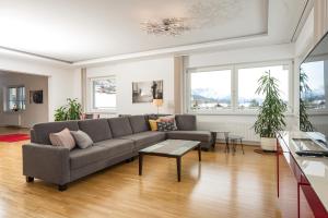una sala de estar con un sofá y una mesa en Appartementhaus Modern Art by Schladming-Appartements, en Schladming