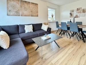 a living room with a couch and a table at 3 Zimmer Apartment, 80 qm, ruhig und zentrumsnah, max 5 Pers, Balkon, Garage, Internet 300 MBit in Sindelfingen