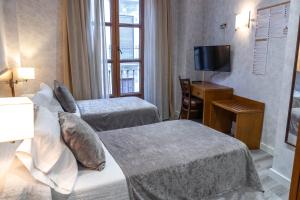 Postel nebo postele na pokoji v ubytování Hotel Granada Centro + 37 fotografií
