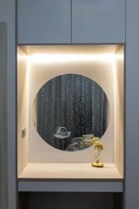 una imagen de un espejo en una pared en The Golden home 1 en Pireo