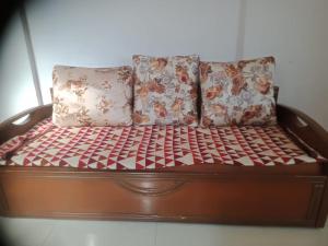 drewniane łóżko z 2 poduszkami w obiekcie 2BHK AC Row House Bunglow in good locality w mieście Nashik