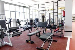 ein Fitnessstudio mit vielen Laufbändern und Maschinen in der Unterkunft خيالى2 in Chamis Muschait