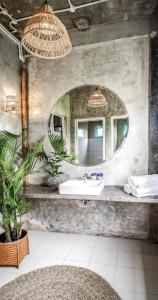 bagno con lavandino e specchio di Good Mantra Studio a Canggu